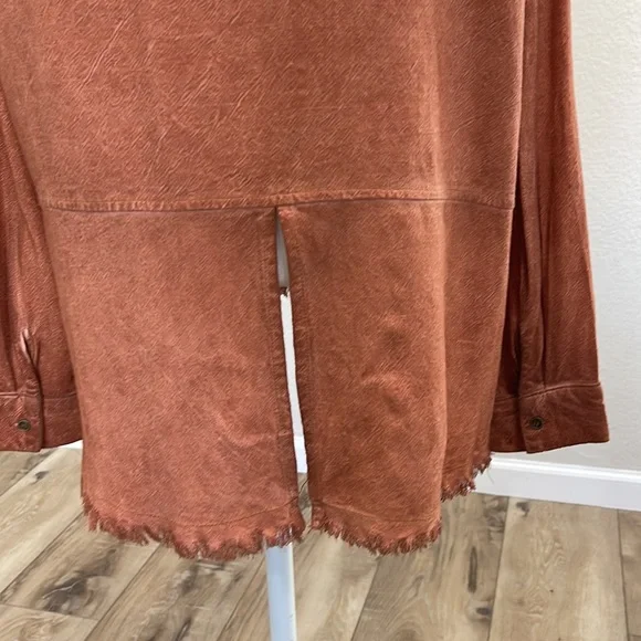 LIKE NEW UMGEE BUTTON DOWN TOP - Picture 7 of 10